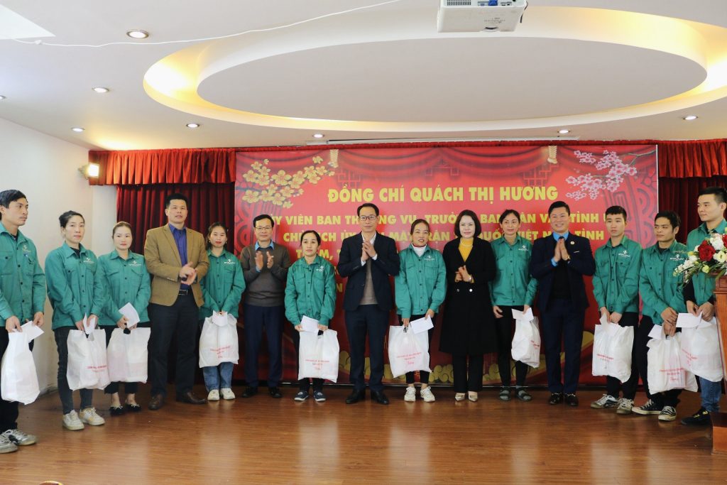 Members of the Hung Yen provincial party visited and presented New Year gifts to employees of Stavian Packaging Factory