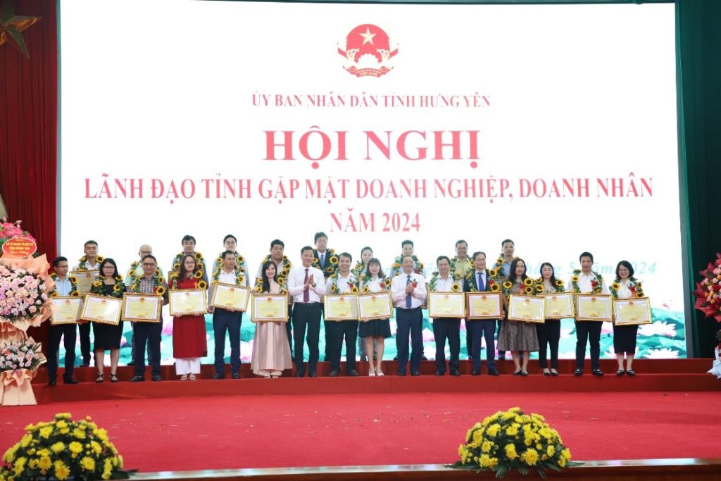 Hung Yen Factory No.1 (Stavian Chemical Factory) received a certificate of merit for Enterprises with significant contributions to the socio-economic development of Hung Yen province in 2023